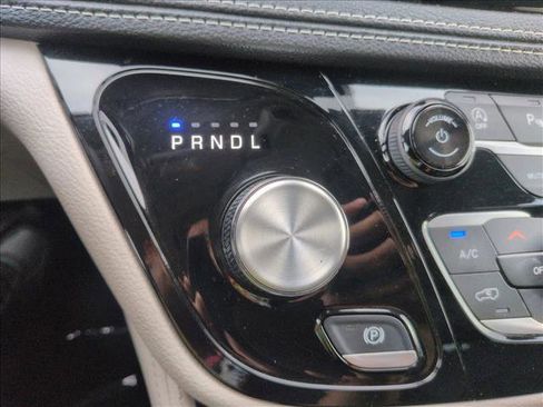 Used 2024 Chrysler Pacifica Limited image 12