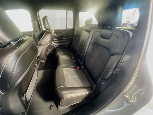 Used 2025 Jeep Grand Cherokee Altitude AWD/4WD image 27