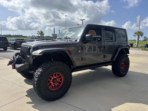 Used 2021 Jeep Wrangler Unlimited Rubicon w/ Cold Weather Group AWD/4WD image 3