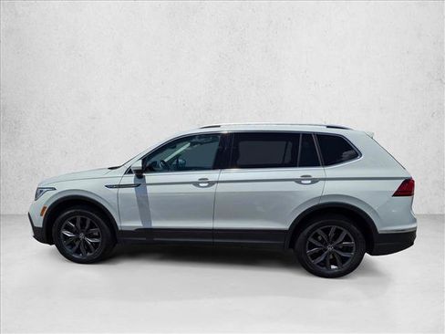 Used 2023 Volkswagen Tiguan SE w/ Panoramic Sunroof Package FWD image 9