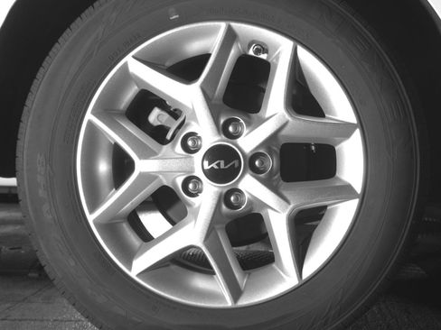 Used 2025 Kia Soul LX w/ LX Technology Package image 15