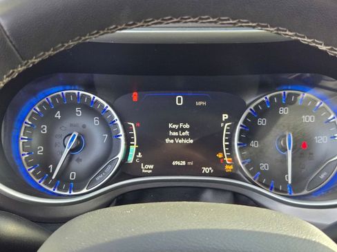 Used 2022 Chrysler Pacifica Touring-L image 18