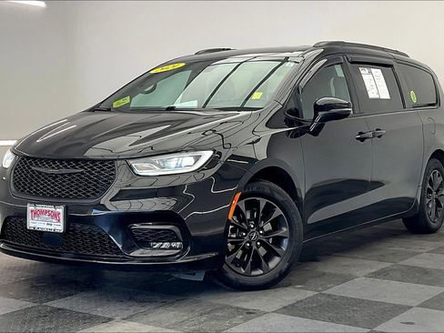 Used 2021 Chrysler Pacifica Touring-L w/ S Appearance Package FWD image 12