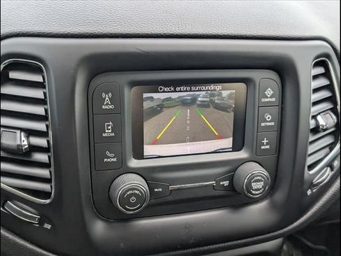 Used 2018 Jeep Compass Latitude FWD image 12