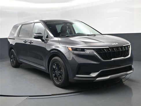 Used 2023 Kia Carnival LX image 17