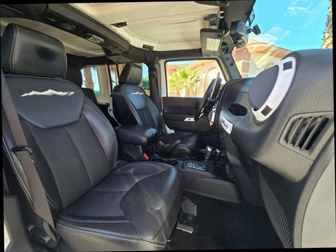 Used 2015 Jeep Wrangler Unlimited Sahara image 13