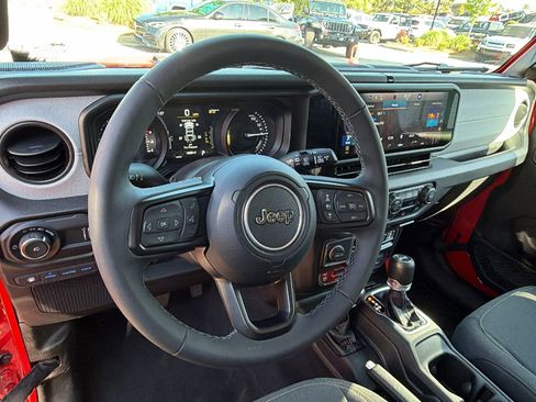 Used 2025 Jeep Wrangler Willys AWD/4WD image 19