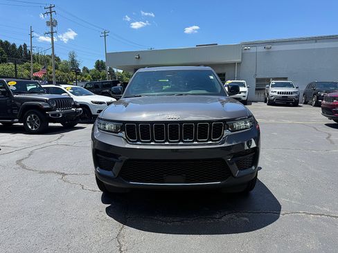 Used 2025 Jeep Grand Cherokee Laredo w/ Luxury Tech Group I AWD/4WD image 2