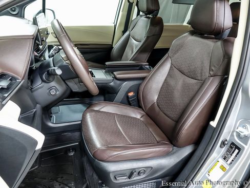 Used 2023 Toyota Sienna Platinum image 9