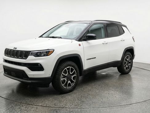 Used 2025 Jeep Compass Trailhawk image 3
