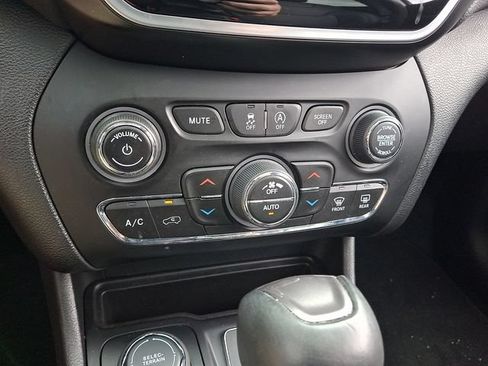 Used 2021 Jeep Cherokee Limited AWD/4WD image 17