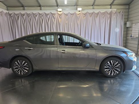 Used 2024 Nissan Altima 2.5 SV FWD image 9