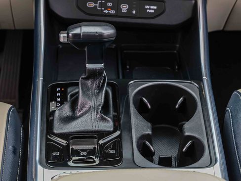 Certified 2025 Kia Carnival SX Prestige FWD image 13