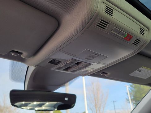 Used 2022 Volkswagen Tiguan SE image 32