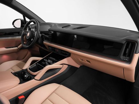 Used 2025 Porsche Cayenne image 20