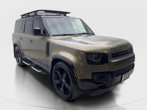 Used 2023 Land Rover Defender 130 X-Dynamic SE image 4