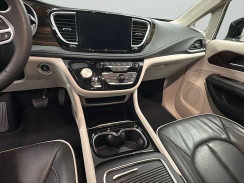 Used 2024 Chrysler Pacifica Limited FWD image 20