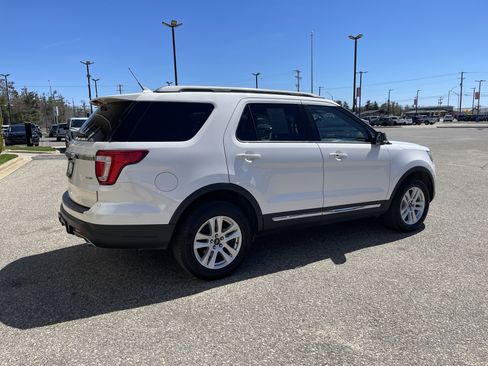 Used 2019 Ford Explorer XLT AWD/4WD image 3