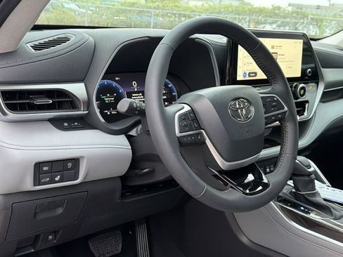 New 2026 Toyota Highlander Limited image 19