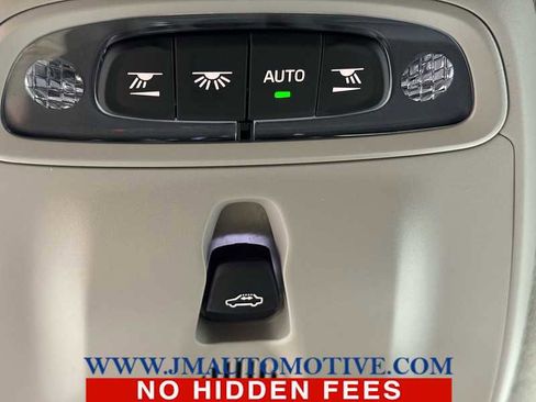 Used 2022 Volvo XC40 T5 Momentum w/ Premium Package image 34