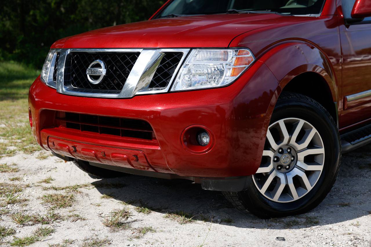 Used 2009 Nissan Pathfinder LE AWD/4WD image 27