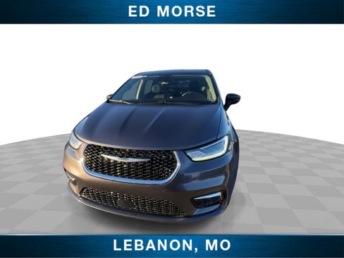 Used 2023 Chrysler Pacifica Touring-L image 3