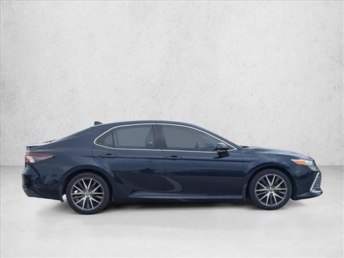 Used 2022 Toyota Camry XLE FWD image 4