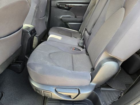 Used 2020 Toyota Highlander LE FWD image 8