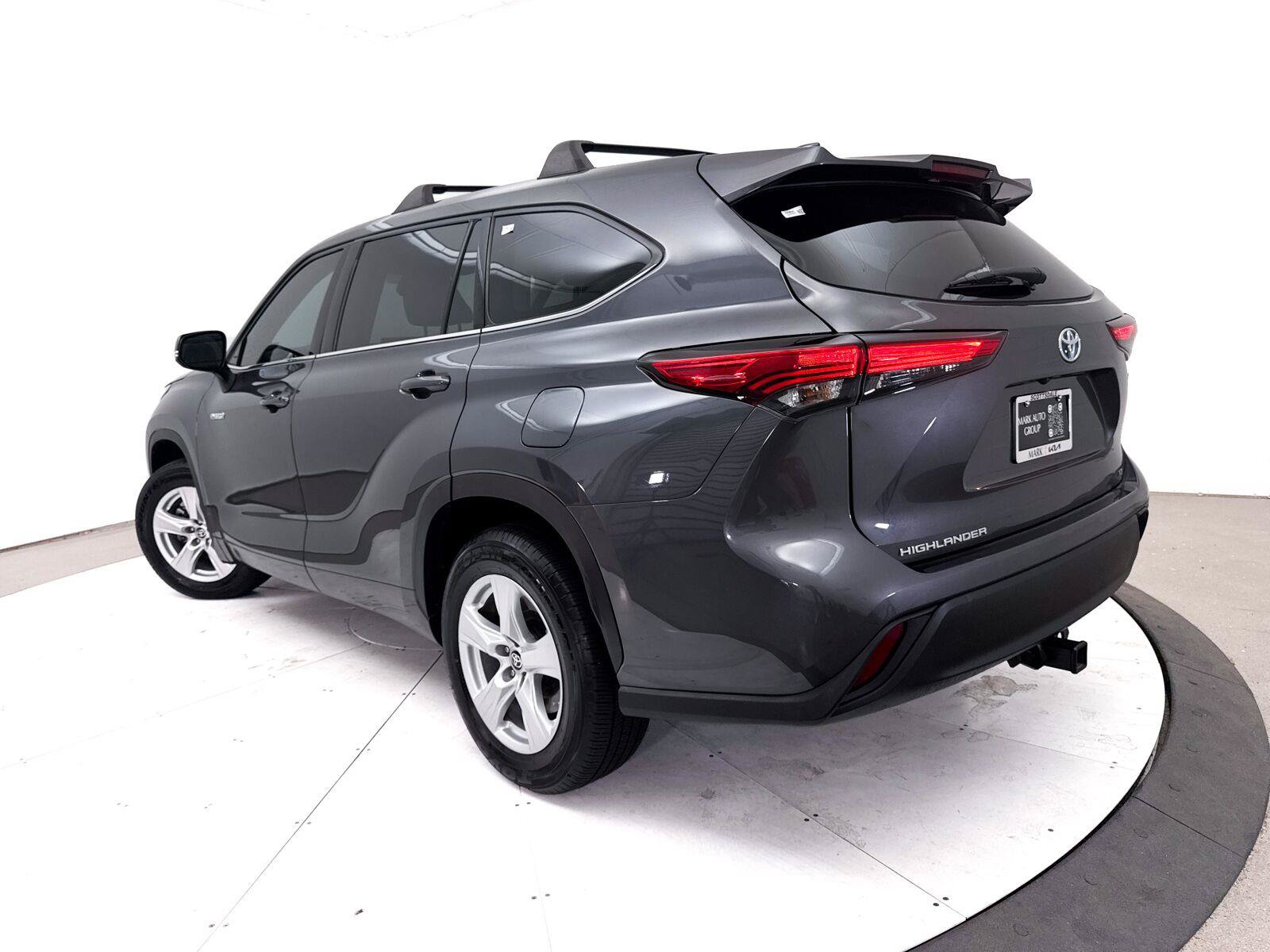 Used 2021 Toyota Highlander LE FWD image 2