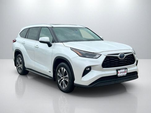 Used 2023 Toyota Highlander XLE image 3