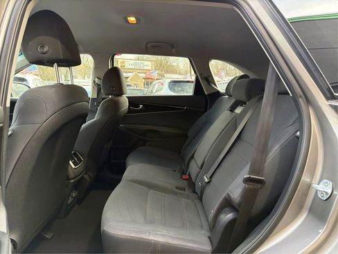Used 2019 Kia Sorento L image 10