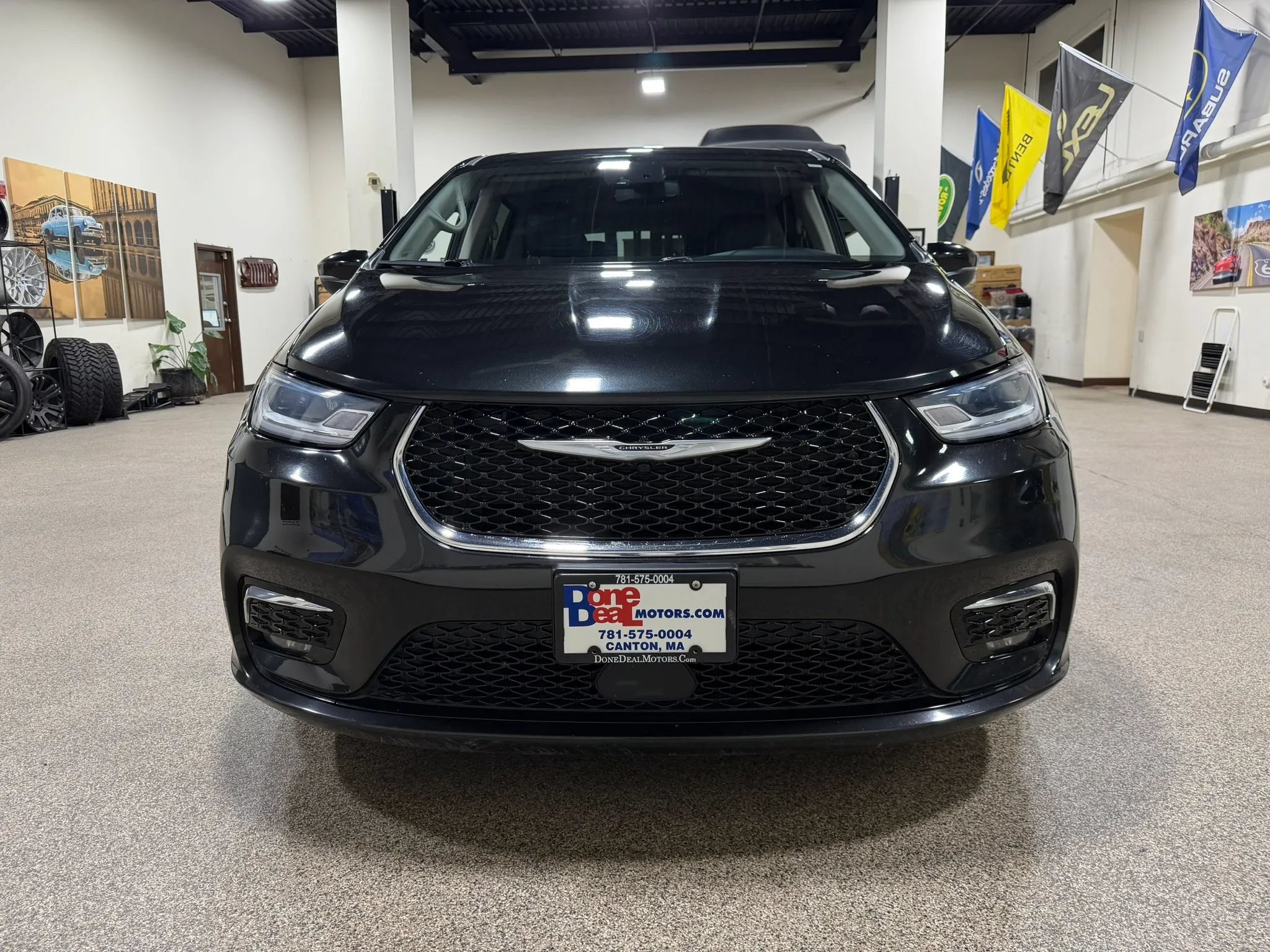 Used 2023 Chrysler Pacifica Touring-L FWD image 2