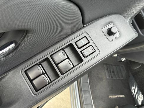 Used 2024 Nissan Frontier SV AWD/4WD image 9