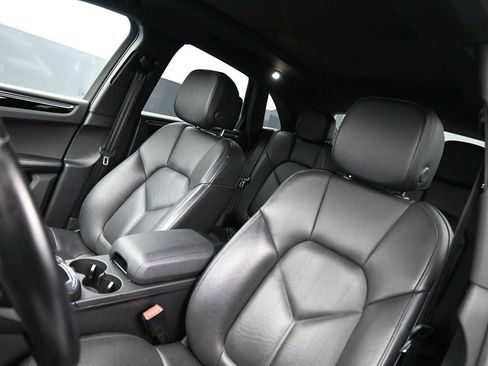 Certified 2024 Porsche Macan AWD/4WD image 5
