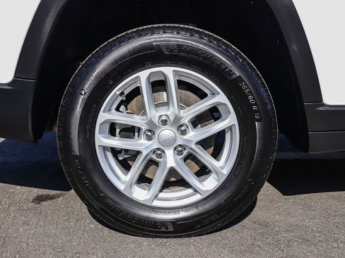 Used 2025 Jeep Grand Cherokee L Laredo RWD image 11