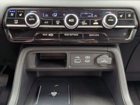 Used 2025 Honda Pilot Black Edition image 18