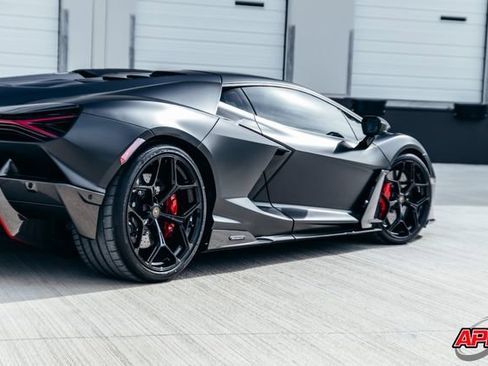 Used 2025 Lamborghini Revuelto image 89
