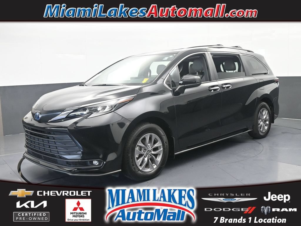 Used 2025 Toyota Sienna XLE w/ XLE Plus Package FWD image 1