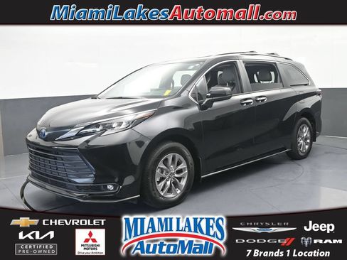 Used 2025 Toyota Sienna XLE w/ XLE Plus Package FWD image 1