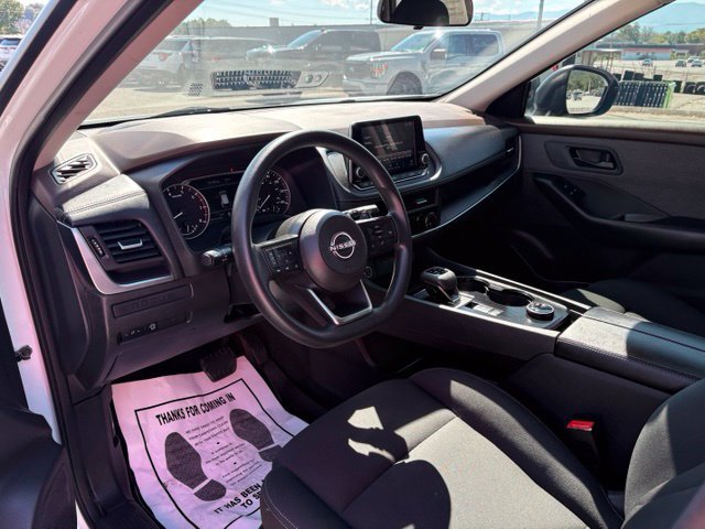 Used 2023 Nissan Rogue S AWD/4WD image 3
