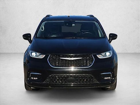 Used 2022 Chrysler Pacifica Touring-L image 2