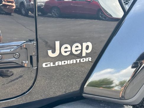 Used 2022 Jeep Gladiator Overland w/ Trailer Tow Package AWD/4WD image 10