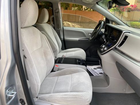 Used 2020 Toyota Sienna LE w/ LE Preferred Package image 56