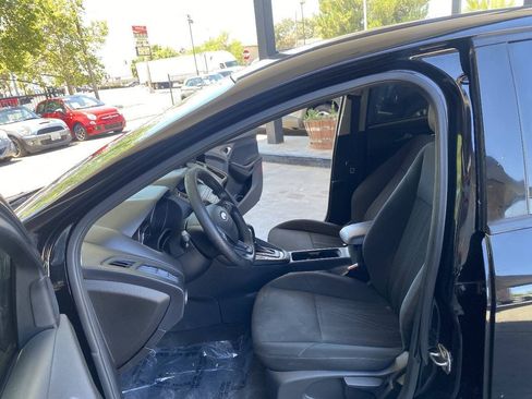 Used 2018 Ford Focus SE w/ SE Appearance Package FWD image 29