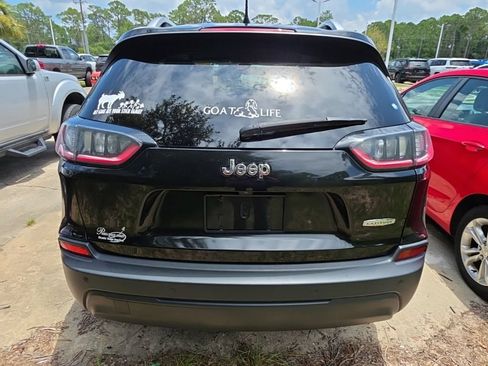 Used 2019 Jeep Cherokee Latitude Plus w/ Comfort/Convenience Group FWD image 6