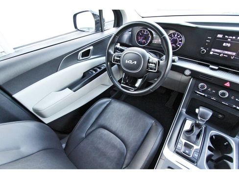 Used 2022 Kia Carnival LX FWD image 7