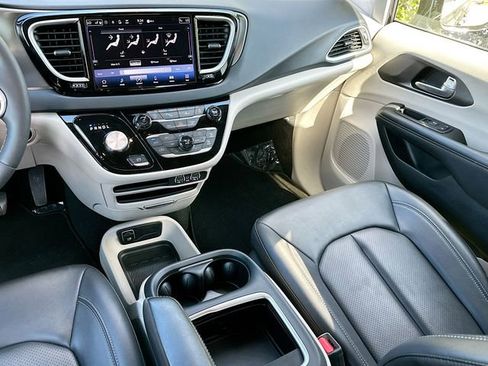Used 2024 Chrysler Pacifica Touring-L image 22