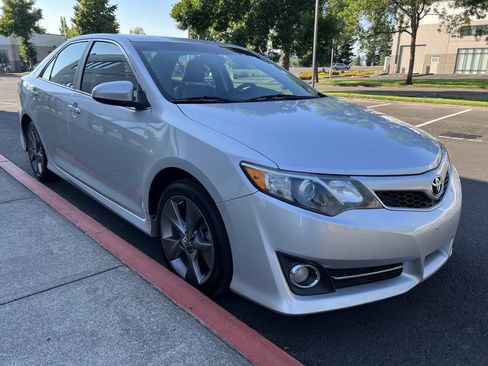 Used 2014 Toyota Camry SE FWD image 2
