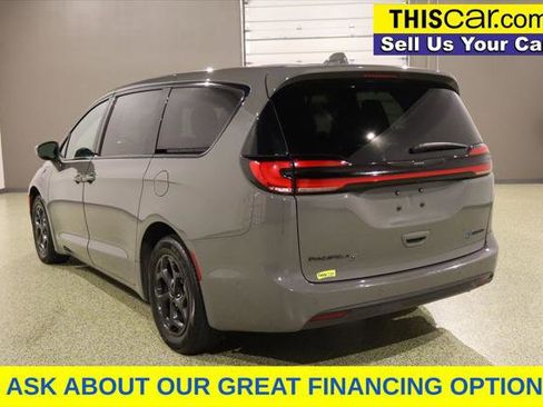 Used 2022 Chrysler Pacifica Limited w/ Uconnect Theater Family Group image 5