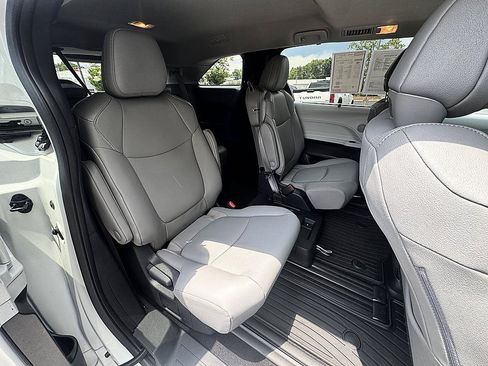 Used 2025 Toyota Sienna XLE FWD image 21